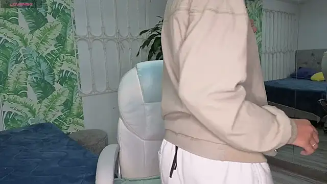 baby julieta00 online show from June 19, 2026, 12:22 pm