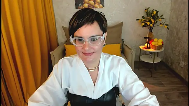 Snapshot of MayaNoire chatting on June 6, 2026, 8:25 pm MayaNoire online show from June 6, 2026, 8:25 pm