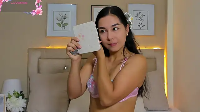 Snapshot of EmilyWinter_ chatting on May 20, 2026, 12:02 pm EmilyWinter online show from May 20, 2026, 12:02 pm