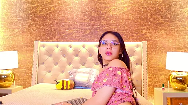 Snapshot of Kiara_layla chatting on May 19, 2026, 10:22 am Kiara layla online show from May 19, 2026, 10:22 am