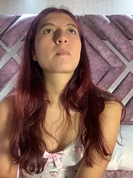 Snapshot of EveRave_Pink chatting on May 28, 2026, 4:02 pm EveRave Pink online show from May 28, 2026, 4:02 pm