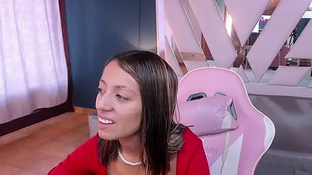 Danna Petiite online show from May 19, 2026, 7:10 pm