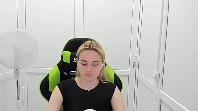 Snapshot of Emma_starrs_ chatting on June 26, 2026, 9:48 am Emma starrs online show from June 26, 2026, 9:48 am
