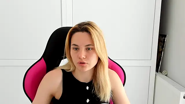 Snapshot of Emma_starrs_ chatting on May 24, 2026, 7:19 am Emma starrs online show from May 24, 2026, 7:19 am