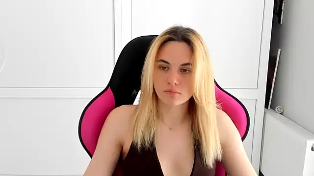Snapshot of Emma_starrs_ chatting on June 15, 2026, 9:53 am Emma starrs online show from June 15, 2026, 9:53 am