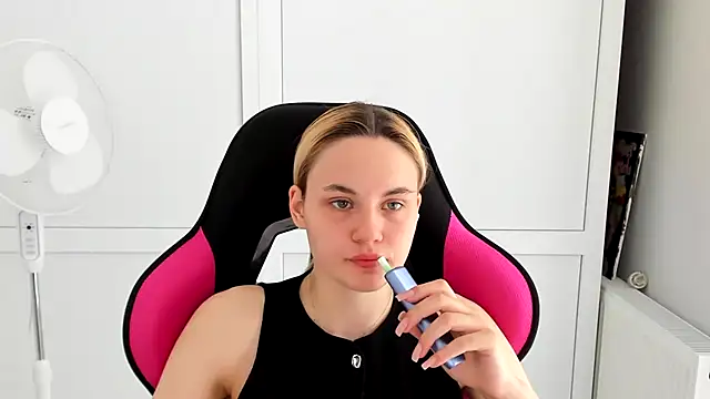 Snapshot of Emma_starrs_ chatting on May 22, 2026, 10:13 am Emma starrs online show from May 22, 2026, 10:13 am