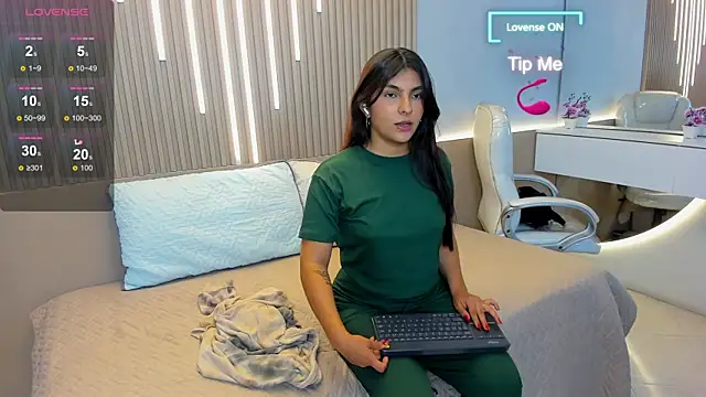 Snapshot of Amara_lune chatting on July 14, 2026, 4:28 am Amara lune online show from July 14, 2026, 4:28 am