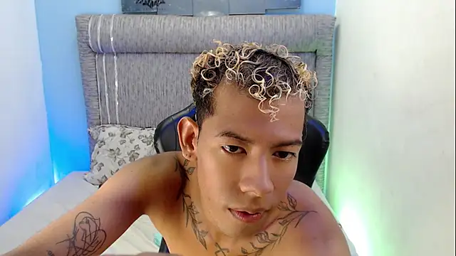 Snapshot of Taylerr_18 chatting on May 20, 2026, 12:40 am Taylerr 18 online show from May 20, 2026, 12:40 am