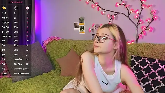 Snapshot of HellyCherry chatting on May 19, 2026, 7:54 pm HellyCherry online show from May 19, 2026, 7:54 pm