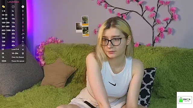 Snapshot of HellyCherry chatting on May 22, 2026, 7:34 pm HellyCherry online show from May 22, 2026, 7:34 pm