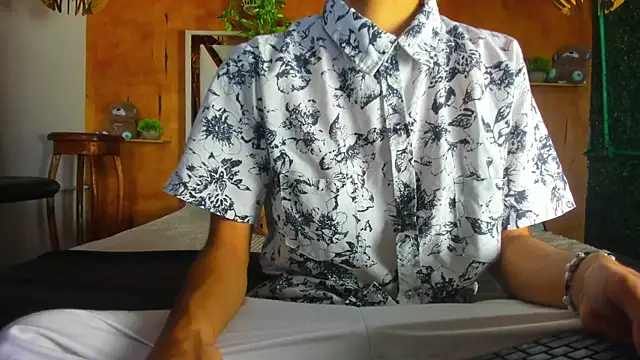 Snapshot of leonix_love chatting on June 24, 2026, 12:48 pm leonix love online show from June 24, 2026, 12:48 pm