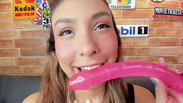 Snapshot of foxy_antonela chatting on July 15, 2026, 2:40 am foxy antonela online show from July 15, 2026, 2:40 am