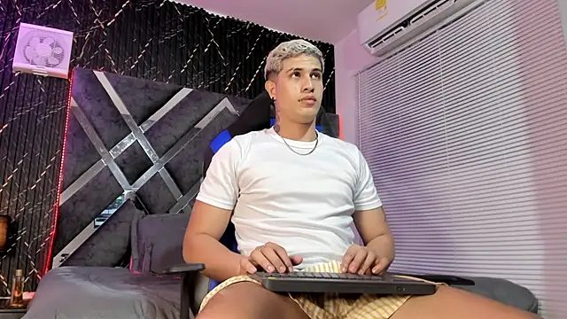 Snapshot of dominic_connor chatting on June 1, 2026, 3:18 am dominic connor online show from June 1, 2026, 3:18 am