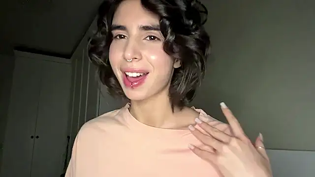 JessiaRuezga online show from May 18, 2026, 12:21 pm