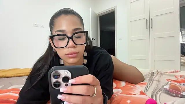 QueeNataly online show from June 4, 2026, 1:38 pm