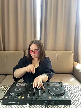 Joan Taylor1 online show from May 30, 2026, 12:00 pm
