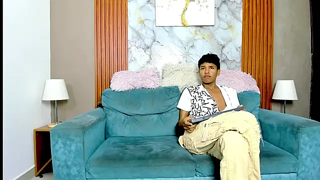 Snapshot of THREE_BLACK chatting on May 21, 2026, 7:22 pm THREE BLACK online show from May 21, 2026, 7:22 pm