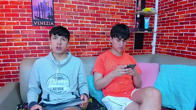 Hoot boyss  online show from May 31, 2026, 7:47 pm