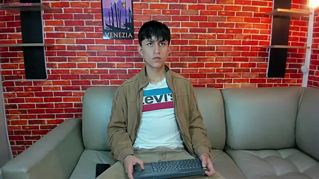 Hoot boyss  online show from May 18, 2026, 7:29 pm