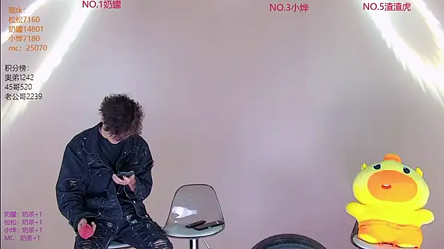 Crazyboy-001 online show from May 28, 2026, 4:57 pm
