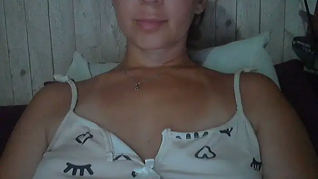 Snapshot of Bella--White chatting on July 16, 2026, 3:31 pm Bella--White online show from July 16, 2026, 3:31 pm