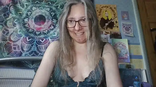 Snapshot of Izzylove47 chatting on May 25, 2026, 1:10 pm Izzylove47 online show from May 25, 2026, 1:10 pm