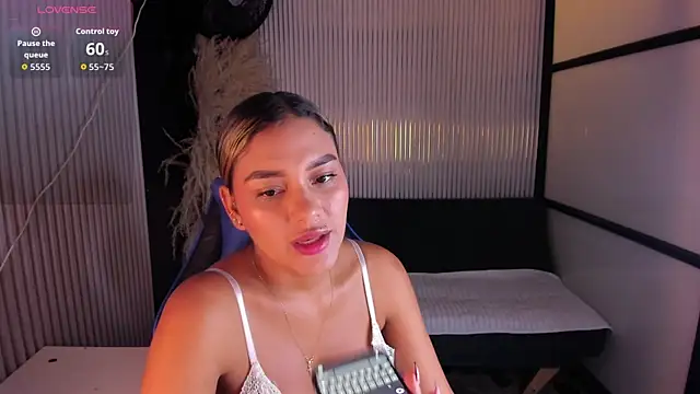 Snapshot of SophieWatson_ chatting on June 16, 2026, 1:44 pm SophieWatson online show from June 16, 2026, 1:44 pm