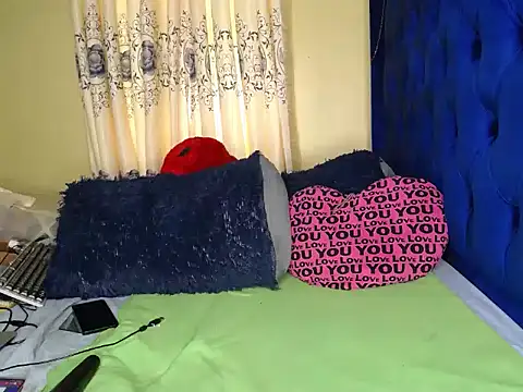Snapshot of Petitebaibe23 chatting on May 21, 2026, 5:27 am Petitebaibe23 online show from May 21, 2026, 5:27 am