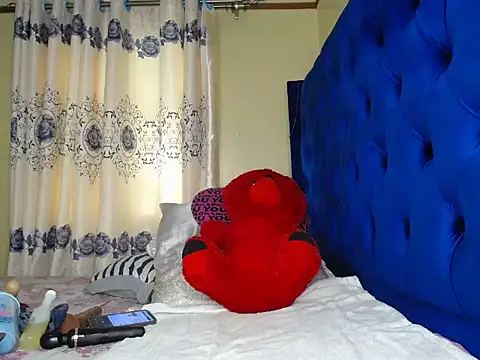 Snapshot of Petitebaibe23 chatting on May 28, 2026, 12:44 pm Petitebaibe23 online show from May 28, 2026, 12:44 pm
