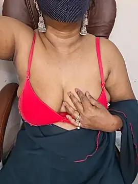 Snapshot of MISS-LOVEV chatting on July 5, 2026, 4:19 am MISS-LOVEV online show from July 5, 2026, 4:19 am