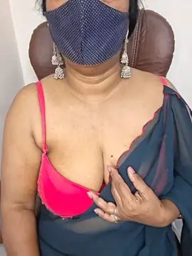Snapshot of MISS-LOVEV chatting on July 5, 2026, 12:37 am MISS-LOVEV online show from July 5, 2026, 12:37 am