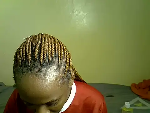 Snapshot of Pearl_petite chatting on July 8, 2026, 7:03 pm Pearl petite online show from July 8, 2026, 7:03 pm