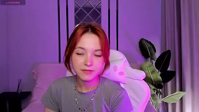 Snapshot of New_Web_Girl chatting on May 27, 2026, 11:17 am New Web Girl online show from May 27, 2026, 11:17 am