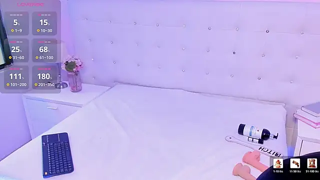 HollyBloom  online show from June 10, 2026, 1:12 pm