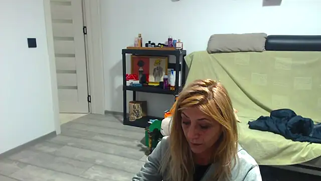 Snapshot of FoxyloveXXX chatting on May 17, 2026, 4:18 pm FoxyloveXXX online show from May 17, 2026, 4:18 pm