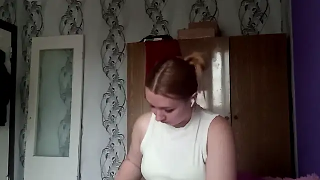 Snapshot of RaeannRoewe chatting on May 29, 2026, 12:11 pm RaeannRoewe online show from May 29, 2026, 12:11 pm
