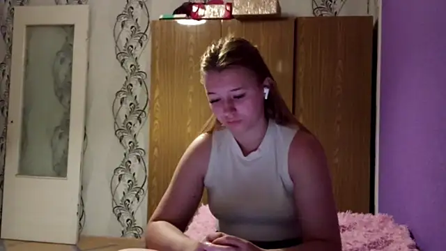 Snapshot of RaeannRoewe chatting on May 27, 2026, 9:00 pm RaeannRoewe online show from May 27, 2026, 9:00 pm