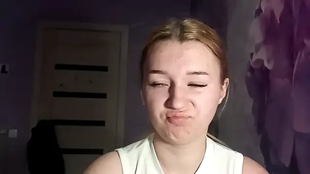 Snapshot of RaeannRoewe chatting on May 24, 2026, 7:47 pm RaeannRoewe online show from May 24, 2026, 7:47 pm