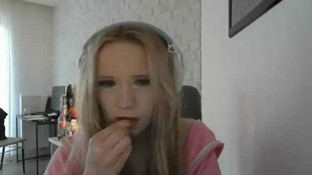 Snapshot of AmandaFix chatting on May 28, 2026, 6:14 pm AmandaFix online show from May 28, 2026, 6:14 pm