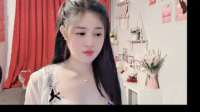 Snapshot of Bee-Cherry chatting on June 4, 2026, 5:56 am Bee-Cherry online show from June 4, 2026, 5:56 am