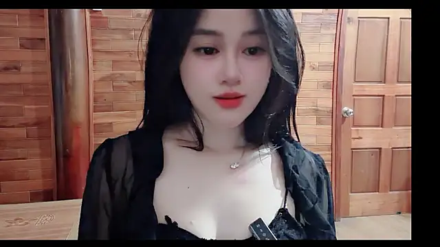 Snapshot of Bee-Cherry chatting on June 15, 2026, 6:57 am Bee-Cherry online show from June 15, 2026, 6:57 am
