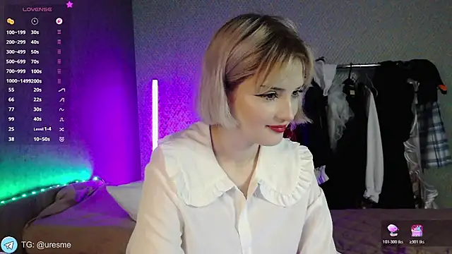 Snapshot of Esme_Velvet chatting on May 25, 2026, 2:05 pm Esme Velvet online show from May 25, 2026, 2:05 pm