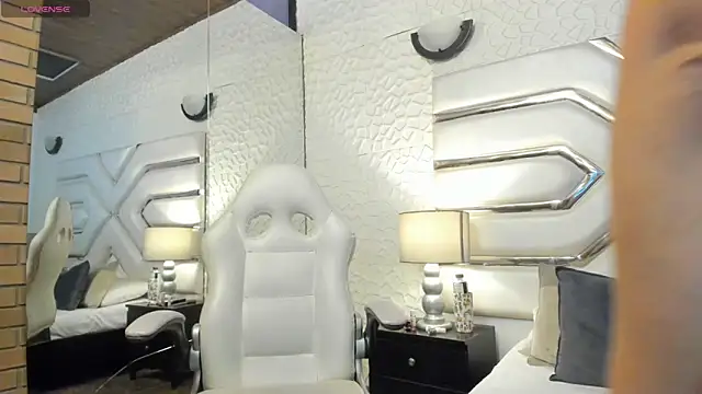 Snapshot of AlissBluumm chatting on July 10, 2026, 11:27 pm AlissBluumm online show from July 10, 2026, 11:27 pm