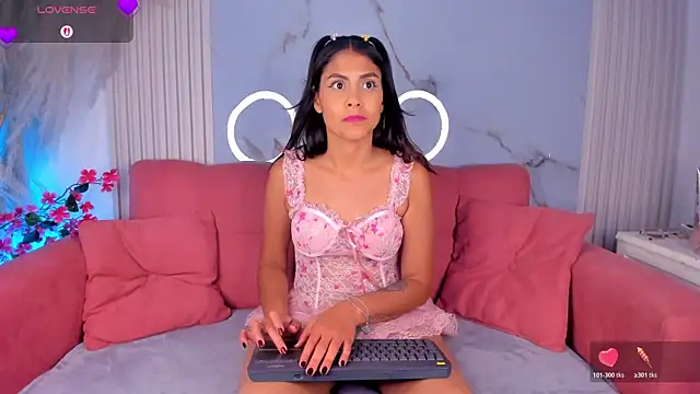 LunaRossie  online show from June 19, 2026, 8:36 pm