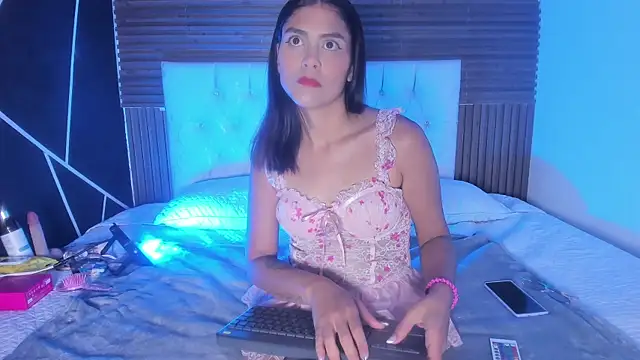 LunaRossie  online show from July 7, 2026, 12:09 pm