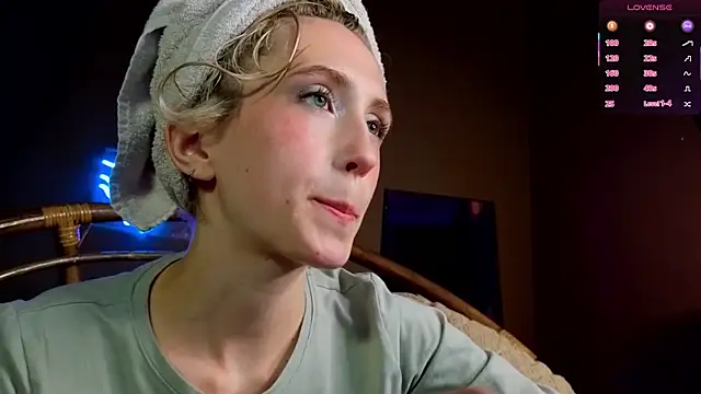 Snapshot of Elen__Moore chatting on July 16, 2026, 6:21 am Elen Moore online show from July 16, 2026, 6:21 am