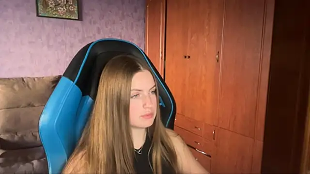 Snapshot of SilkSinner_ chatting on June 1, 2026, 4:17 pm SilkSinner online show from June 1, 2026, 4:17 pm