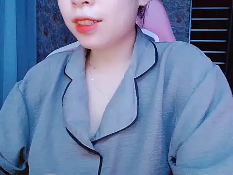 Snapshot of Julie_Ulie chatting on May 27, 2026, 2:24 pm Julie Ulie online show from May 27, 2026, 2:24 pm
