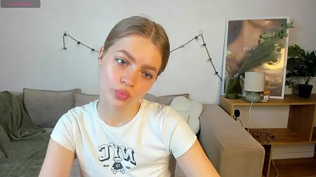 Snapshot of HoneyEmilly chatting on May 24, 2026, 7:19 am HoneyEmilly online show from May 24, 2026, 7:19 am