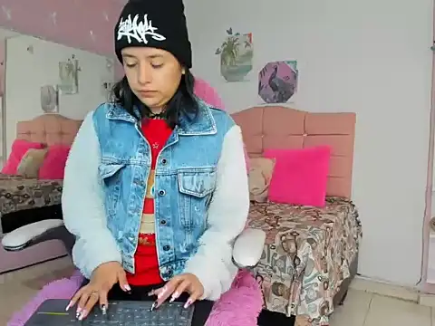 ivyyemerald  online show from May 29, 2026, 12:44 pm